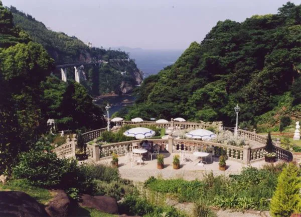 Red Pin Bonsai Akao Herb & Rose Garden